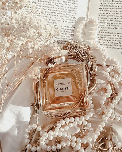 Aesthetic Fragrance, Perfume Aesthetic, Pearl Wallpaper, Rose Gold Aesthetic, Parfum Chanel, Antique Necklaces Design, Perfume Photography, Cream Aesthetic, Gold Aesthetic