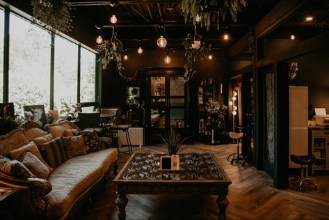 Tattoo Shop Layout, Small Tattoo Studio Interior, Piercing Studio Interior, Tattoo Parlor Aesthetic, Eco Tattoo, Magical Tattoos, Thorns Tattoo, Tattoo Shop Interior, Tattoo Studio Interior