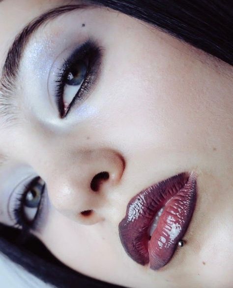 Gloomy Makeup, 90s Makeup Tutorial, Makeup 90s, 90s Makeup Look, Vampy Makeup, Punk Makeup, 90s Makeup, Alt Makeup, Mazzy Star