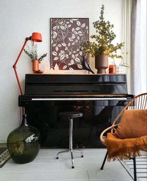 Small Piano Room, Upright Piano Decor, Piano Aesthetics, Piano Room Decor, Piano Living Rooms, Piano Photo, Small Office Design Interior, Painted Pianos, Piano Decor