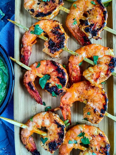 Tandoori prawn tikka is an Indian-style prawn starter recipe that can be easily made on a pan or in the oven. Make this tandoori jhinga for your next party and wow your guests! This prawn tikka recipe is a quick and easy appetizer that can serve a hungry crowd. It takes just about 10-20 minutes to cook depending on the number of people you’re serving. The tandoori marinade used for this prawn tikka recipe can be prepared in less than 5 minutes. It is made with simple ingredients you might alread Tandoori Prawns, Fish Tikka, Tandoori Marinade, Slow Cooker Times, Tikka Recipe, Healthy Casserole Recipes, Starter Recipe, Winter Cooking, Healthy Cake Recipes