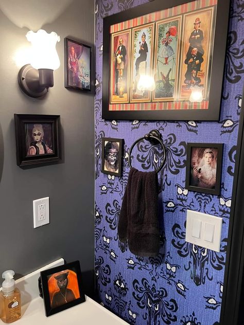 Haunted Mansion Themed Bathroom, Haunted Mansion Bathroom, Haunted Bathroom, Gothic Bathroom Ideas, Crazy Bathrooms, Mansion Bathroom, Green Bathrooms, Mansion Rooms, Dark Green Bathrooms