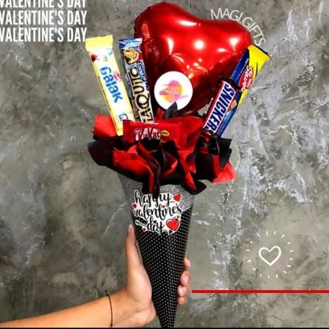 Cono de dulces súper #cute. #weareinlove #creative #arreglospersonalizados #arreglos #balloons #regalos #vzla #globos #giftsideas #gifts #couplegifts #inlove #love Cone Bouquet, Low Calorie Recipes Dessert, Frozen Banana Bites, Mango Syrup, Low Calorie Dessert, Banana Bites, Poached Apples, One Banana, No Calorie Foods