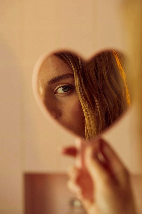 Heart Hand Mirror #ad #dorm #backtoschool #college #dormroom #preppy Mirrors Urban Outfitters, Mirror Photography, Reflection Photography, Shotting Photo, Photographie Portrait Inspiration, Mirror Reflection, Mirror Photo, Foto Art, Trik Fotografi