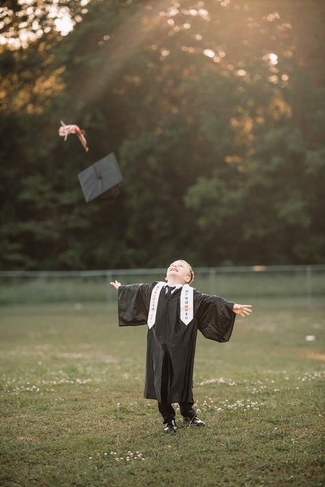 Kinder Grad Photoshoot, Daycare Graduation Pictures, Boy Kindergarten Graduation Pictures, Graduation Pictures Kindergarten, Toddler Graduation Pictures, Kindergarten Graduation Photo Ideas, Preschool Graduation Pictures Ideas, Diy Kindergarten Graduation Pictures, Kid Graduation Pictures