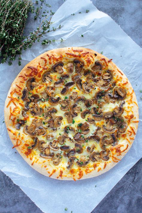 White Garlic Mushroom Pizza - A LA INGA Mushroom Pizza Recipes, Parmesan Pizza, Creamy Garlic Mushrooms, Sausage Bread, Cheesy Pizza, Creamy Mushroom Soup, Pizza Base, Cheese Steak Sandwich, Marinated Mushrooms