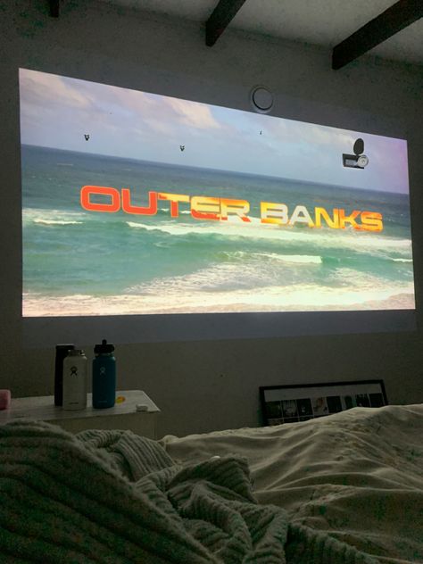 Obx Aesthetic Room, Outer Banks Bedroom, Outer Banks Room, Obx Season 3, Surfs Up Movie, Surf Room Ideas, Beach Movies, Obx Aesthetic, Summer Checklist