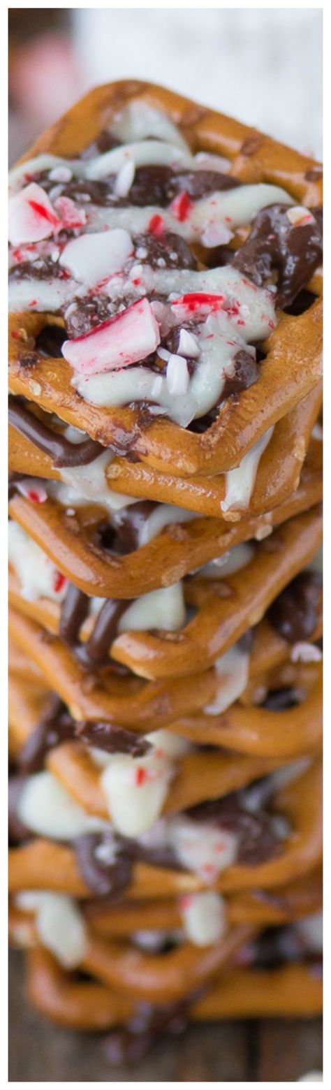 Peppermint Bark Pretzels ~ The easiest recipe for peppermint bark pretzels with only 6 ingredients! Christmas Pretzel, No Bake Christmas, Christmas Trays, Popular Desserts Recipes, Christmas Yummies, Gf Baking, Candy Ideas, Sweet Bites, Homemade Candy