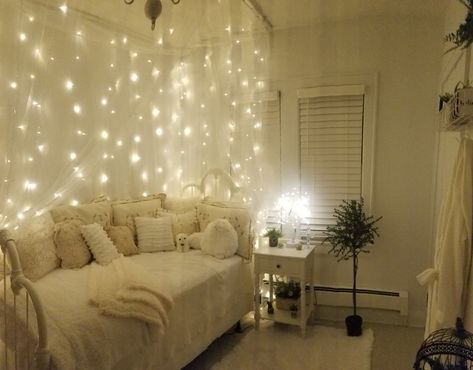 Cute Bed Frames Twin Size, Canopy Twin Bed Ideas, Small Room With Twin Bed Ideas, Room Decor Bedroom Twin Bed, Cozy Bedroom Twin Bed, Cozy Bedroom Ideas Twin Bed, Room Inspo Twin Size Bed, Twin Sized Bed Aesthetic, Comfy Twin Bed Ideas