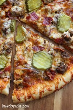 Cheeseburger Pizza Recipe, Bacon Cheeseburger Pizza, Pizza Stromboli, Cheeseburger Pizza, Calzone Pizza, Homemade Pickles, Pizza Recipes Homemade, Flatbread Pizza, Bacon Cheeseburger