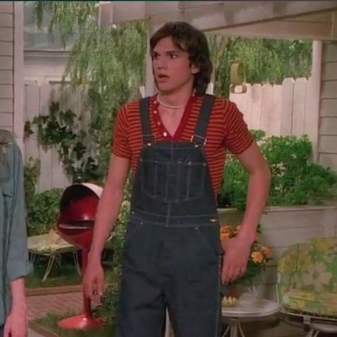 a striped shirt and some overalls !!! this outfit is too good, i love it, not everyone can pull off overalls but kelso sure can… Kelso Outfits, Kelso That 70s Show Outfits, Kelso That 70s Show, That 70s Show Outfits, 70s Show Outfits, Michael Kelso, Roller Rink, Ashton Kutcher, That 70s Show