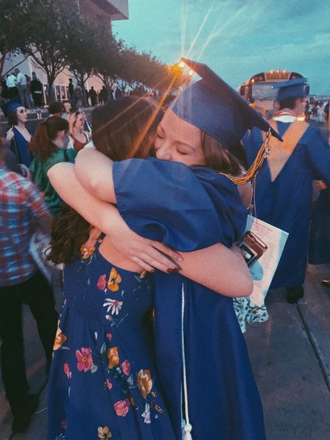 Aesthetic Graduation Pictures With Friends, Bff Graduation Pictures, Vsco Graduation, High School Graduation Pictures, Ivan Martinez, Senior Year Fun, College Graduation Pictures Poses, Anniversaire Diy, Friend Graduation