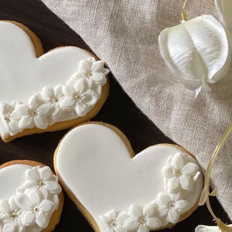 Sweet Avenue | Lillie on Instagram: "Wedding cookies" Wedding Cookie Platter, Chanel Cookies, Biscuit Wedding Favours, Wedding Biscuits, Lofthouse Cookies, Baptism Cookies, Cookie Wedding Favors, Icing Design, Fondant Cookies