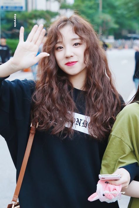 6 Female Idols Who Slay With Luxurious Curly Hair - Koreaboo Curly Asian Hair, Korean Perm, Digital Perm, Kpop Hair, Colour Inspiration, Permed Hairstyles, Asian Hair, Grunge Hair, Kpop Idols