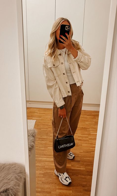 Beige Denim Jacket Outfit, Light Brown Jacket Outfit, Light Brown Trousers Outfit, Cream Denim Jacket Outfit, Trouser Aesthetic, Girls Baggy Outfits, Brown Trousers Outfit, Beige Denim Jacket, White Denim Jacket Outfit