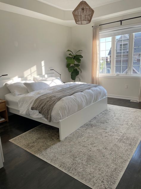 Apartment Room Minimalist, Apartment Bedroom Minimal, Cream Room Aesthetic, Room Rugs Ideas Bedrooms, Carpet Bedroom Aesthetic, Simplistic Bedroom, Bedding Minimalist, Bedroom Simple Modern, Plain Bedroom