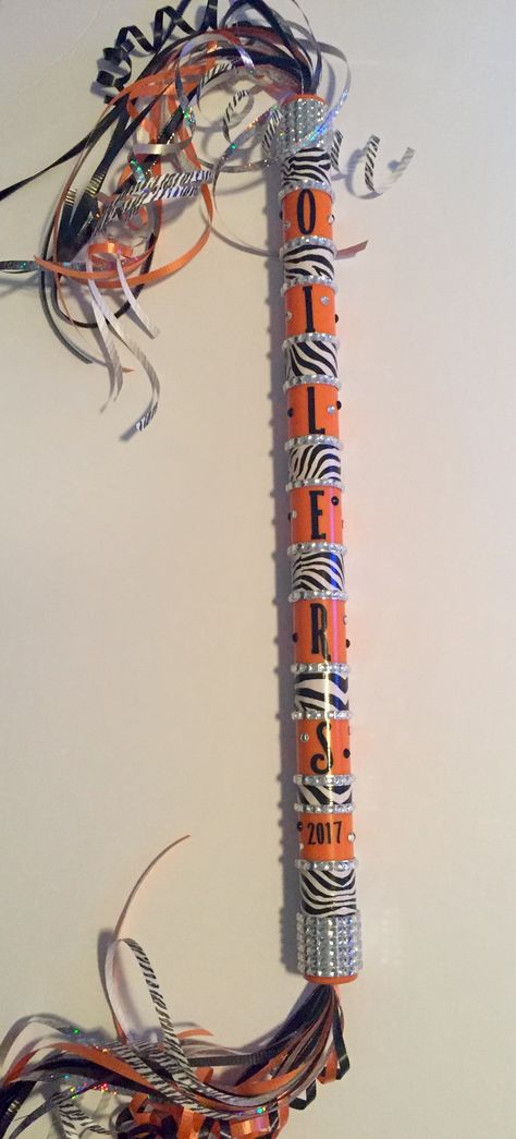 Spirit Sticks For School, Spirit Stick Decorating Ideas, How To Make A Spirit Stick, Cheer Spirit Sticks Diy, Spirit Sticks Cheerleading Diy, Spirit Stick Ideas, Spirit Stick Ideas Diy, Diy Spirit Stick, Cheer Decor