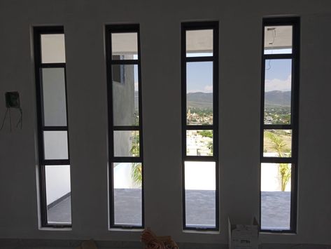 Ventana de guillotina en aluminio color negro Plans Architecture, Window Awnings, Architectural House Plans, Pool Bar, Living Room Windows, Industrial House, Facade House, Facades, House Designs Exterior