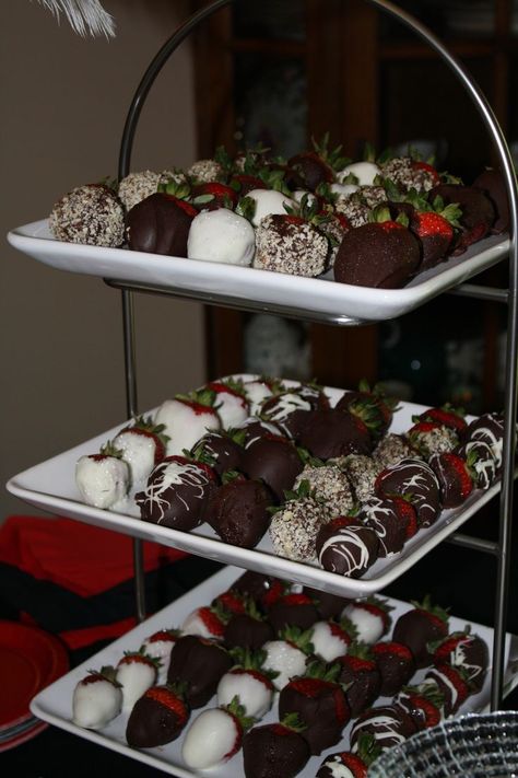 old hollywood wedding shower | Chocolate Covered strawberries yum! Hollywood Party Food, Prom Food, Hollywood Sweet 16, Old Hollywood Prom, Old Hollywood Party, Hollywood Food, Hollywood Birthday Parties, Hollywood Birthday, Old Hollywood Wedding