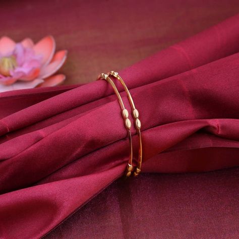 Karthiga Bangles Gold Bangles Design For Mother, Simple Gold Bangles Designs For Women, Kerala Bangles Gold, Antique Gold Bangles Design Simple, Plain Bangles Gold Indian, Set Bangles Designs In Gold, Gold Bangals Design Latest Daily Use, Dailyware Bangles Gold, Women Bangles Gold