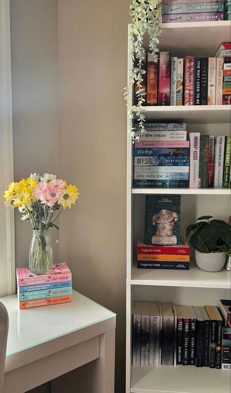 Small Book Shelf Aesthetic, Small Bookshelf Styling, Libreros Aesthetic, Shelving Unit Ideas, Bookcase Aesthetic, Good Grades Aesthetic, Book Corner Ideas Bedroom, Grades Aesthetic, Therapy Notebook