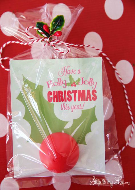 This holly jolly lip balm Christmas gift idea is super quick! Use an EOS lip balm and free printable for a super last minute gift or stocking stuffer! Eos Lip Balm, Christmas Stockings Diy, Last Minute Christmas Gifts, 12 December, Cadeau Diy, Christmas Gift Idea, Holly Jolly, Diy Christmas Gifts, Christmas Cheer