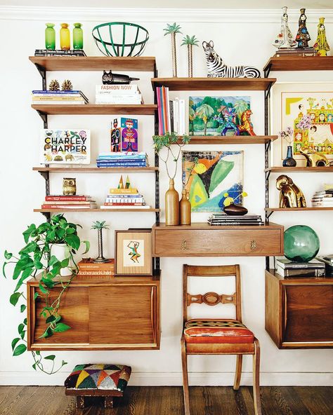 🌿Jungalow® on Instagram: “It's all about those pretty, organized tchotchkes and a good place to put em, huh? #jungalowstyle @justinablakeneyhome” Jungalow Decor, Colorful Shelf, Macrame Wall Hanging Decor, Millennial Style, Bold Living Room, Earthy Home Decor, Cosy Interior, Jungalow Style, Justina Blakeney