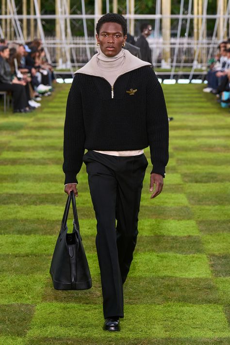 Paris Fashion Week Men, Classy Outfits Men, Men Fashion Show, Spring 2025, Street Fashion Men Streetwear, Mens Fashion Inspiration, Mens Fashion Suits, Pharrell Williams, Louis Vuitton Men