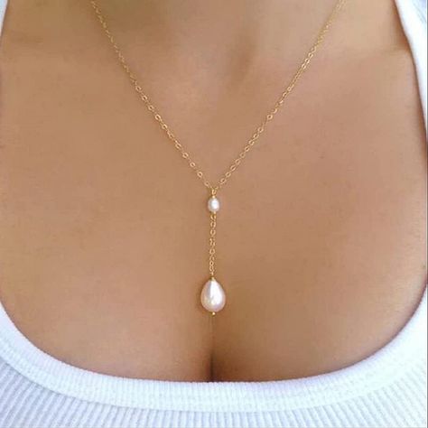 Classic And Elegant, This Unique Pearl Droplet Necklace Features A Luxurious Gold Plated Chain And Clasp. Perfect For Special Events And Occasions. Pearl Simple Necklace, Prom Dress Jewelry, Simple Wedding Jewelry, Gold And Pearl Necklace, Wedding Pearl Necklace, Unique Pearl Jewelry, Unique Pearl Necklace, Yellow Flower Necklace, Wedding Jewelry Simple