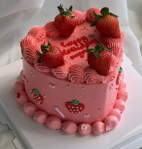 Pretty Birthday Themes, Cake Decorating Ideas Strawberries, Strawberry Cake For Baby Girl, Heart Shaped Strawberry Shortcake, Strawberry Shortcake Cake Aesthetic, Strawberry Birthday Aesthetic, Strawberry Cake Ideas Birthdays, Simple Strawberry Cake Design, Strawberry Cake For Birthday