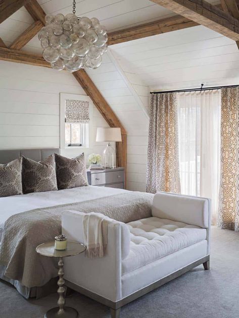 Breathtaking contemporary cottage on the island of Nantucket Vaulted Ceiling Bedroom Master Suite, Small Master Suite, Vaulted Ceiling Bedroom, Outdoor Shower Fixtures, Affordable Apartment Decor, Affordable Apartments, Coastal Bedrooms, Bedroom Master, Design Del Prodotto