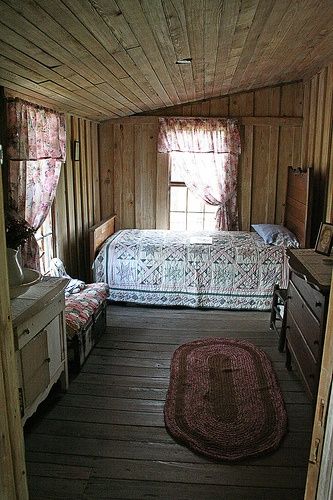 Bedroom Primitive Bedroom Ideas, Cracker House, Primitive Bedroom, Casa Country, Casa Vintage, Rustic Bedroom, Primitive Decorating, Cozy Bedroom, Cozy House