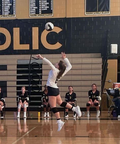 Volleyball Outfit, Volleyball Photography, Volleyball Wallpaper, Volleyball Photos, Javon Walton, Volleyball Practice, Ball Aesthetic, Volleyball Inspiration, Bola Basket