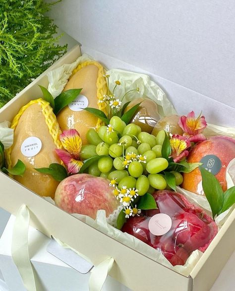 Parcel Buah Seserahan, Fruit Box Ideas Gift, Fruit Parcel, Fruit Basket Ideas Gift, Fruit Basket Diy Gift, Fruit Bouquet Ideas, Fruit And Veg Shop, Fruit Hampers, Food Bouquet