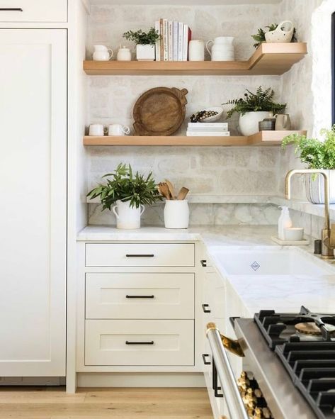 Stone Backsplash Inspiration - Design Trend Round Up - Farmhouse Living Warm Modern Kitchen, Kitchen Cabinets And Backsplash, Backsplash Kitchen White Cabinets, Backsplash With White Cabinets, Stone Backsplash Kitchen, Pure Salt Interiors, Beautiful Backsplash, White Kitchen Backsplash, California House