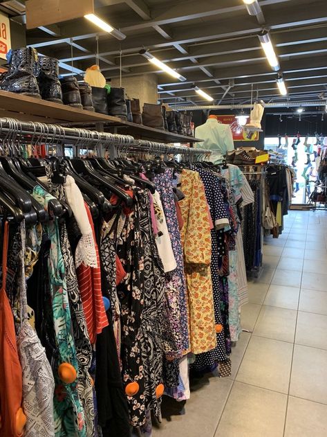 The Best Thrift Stores and Vintage Shops in Athens Shopping In Athens Greece, Shopping In Greece, Athens Outfit, Athens Greece Outfit, Greece Shopping, Athens Shopping, Athens Street Style, Athens Vacation, Greek Cruise