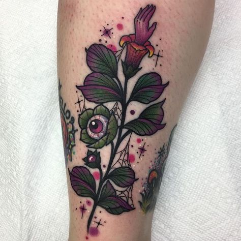 Halloween Tattoos Sleeve, Deadly Nightshade, Traditional Tattoo Inspiration, Traditional Tattoo Flowers, Clever Tattoos, Spooky Tattoos, Horror Tattoo, Halloween Tattoos, Tattoo Flash Art