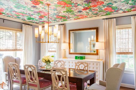 Wallpaper On The Ceiling, Design Interior Modern, Vibrant Living Room, Maximalist Interior, Classic Dining Room, Traditional Dining Rooms, Wallpaper Ceiling, Dining Room Wallpaper, Dining Room Ceiling