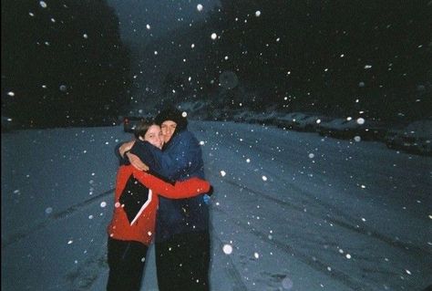 Christmas Film Photography, Winter Film Photography, Couple In Winter, Snow Portraits, Brazil Music, You Are My Moon, It's Snowing, Naha, Ski Trip