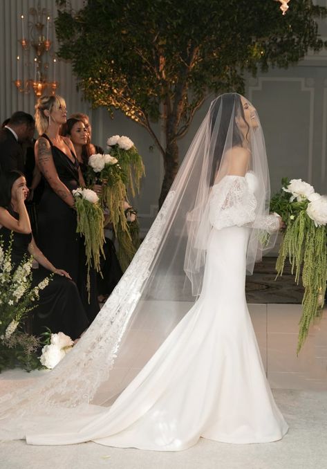 Dani Michelle's Wedding Dress Dani Michelle, Bridal Party Bouquets, Vera Wang Wedding, Wedding Dresses Vera Wang, Celebrity Wedding Dresses, Walk Down The Aisle, Amazing Wedding Dress, Walking Down The Aisle, Bride Wear