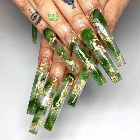 Jade Green Nails Acrylic, Jordan Nails, Jade Green Nails, Green Nails Acrylic, Gold Stiletto Nails, Money Nails, Stilleto Nails Designs, Birthday Nail Designs, Jade Nails