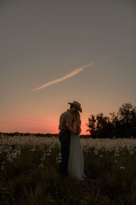 Country Couple Pictures, Country Relationships, Cute Country Couples, Western Engagement, Cute Engagement Photos, Country Couples, Drømme Liv, Engagement Pictures Poses, Couple Picture Poses