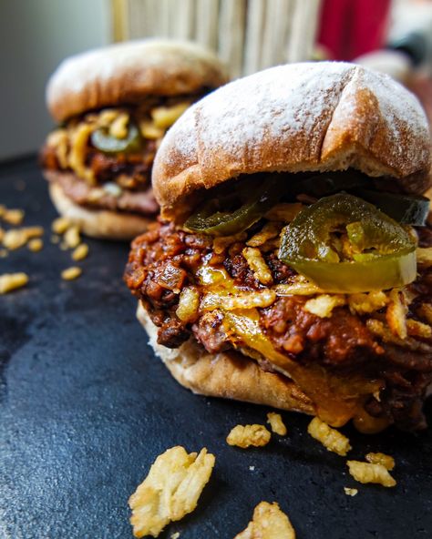 Chili Cheese Burgers - Rushing to the Kitchen Chili Cheese Burger, Chili Burger, Burger Recipes Beef, Cheese Burgers, Juicy Burgers, Cheeseburger Sliders, Chipotle Chili Powder, Breakfast Specials, Cheese Burger