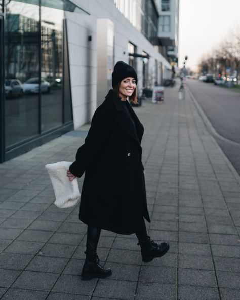 Outfit: black knitted beanie @AcneStudios oversized black coat @hm, teddy pouch bag @cosstores, outdoor wear, fall winter looks, outdoor outfit, casual look, outdoor fashion inspo, trend 2021, trendy, german fashion blogger, fashion trends #falloutfit #falllook #winteroutfit #winterlook #fashioninspo #dailyoutfit #fashioninspiration #bloggerlook #bloggerstyle Sherpa Coat Outfit, Black Parka Outfit, Parka Outfit, Black Fur Coat, German Fashion, Outdoor Fashion, Oversized Coat, Coat Outfits, All Black Outfit