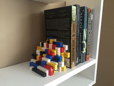 Lego Bookend Lego Bookends, Lego Key Holders, Lego Desk, Lego Diy Crafts, Lego Hacks, Lego Room Decor, Diy Bookends, Lego Plates, Hacks To Try