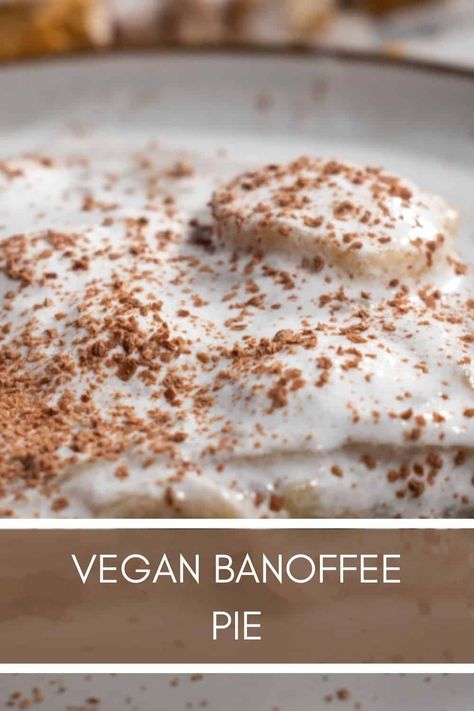 Vegan Banoffee Pie Recipe Vegan Banoffee, Vegan Banoffee Pie, Banoffee Pie Recipe, Chocolate Peanut Butter Fudge, Vegan Whipped Cream, Vegan Caramel, Caramel Bars, Caramelized Bananas, Banoffee Pie