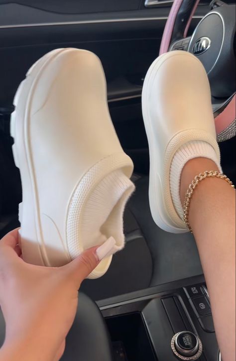 Ugg Nurse Shoes, Nurse Shoes Aesthetic, Nursing Shoes For Women, Essential Shoes For Women, Shoes Aesthetic Heels, Elegant Shoes Heels, Pretty Sandals, Dr Shoes, Preppy Shoes