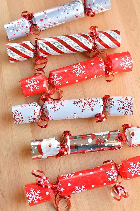 Paper Crackers, Paper Snowflake Designs, Diy Christmas Crackers, Tea Light Snowman, Christmas Toilet Paper, Gifts Homemade, Holiday Dinner Table, English Christmas, Christmas Trivia