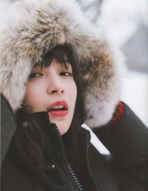 Cold Girl, Winter Portraits, Fur Hood Jacket, Picture Logo, Long Hair Girl, I Love Girls, Kawaii Clothes, Winter Photography, Ulzzang Girl