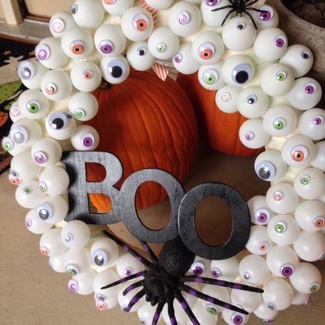 Halloween Eye Decor, Eye Wreath Halloween, Eye Ball Halloween Decorations, Google Eyes Halloween, Halloween Eyes Decorations, Eyeball Wreath Halloween, Ghost Wreath Diy, Halloween Diy Wreath, Diy Halloween Eyeballs